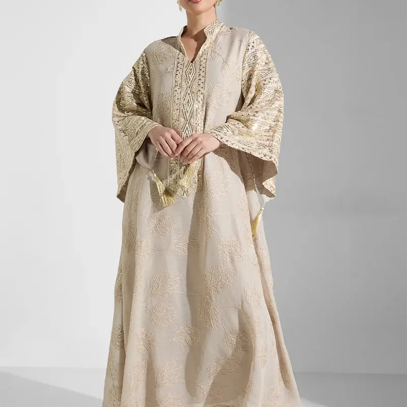 عباية مطرزة