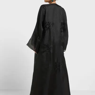 عباية مزينة بياقة على شكل حرف وتفاصيل شبكية