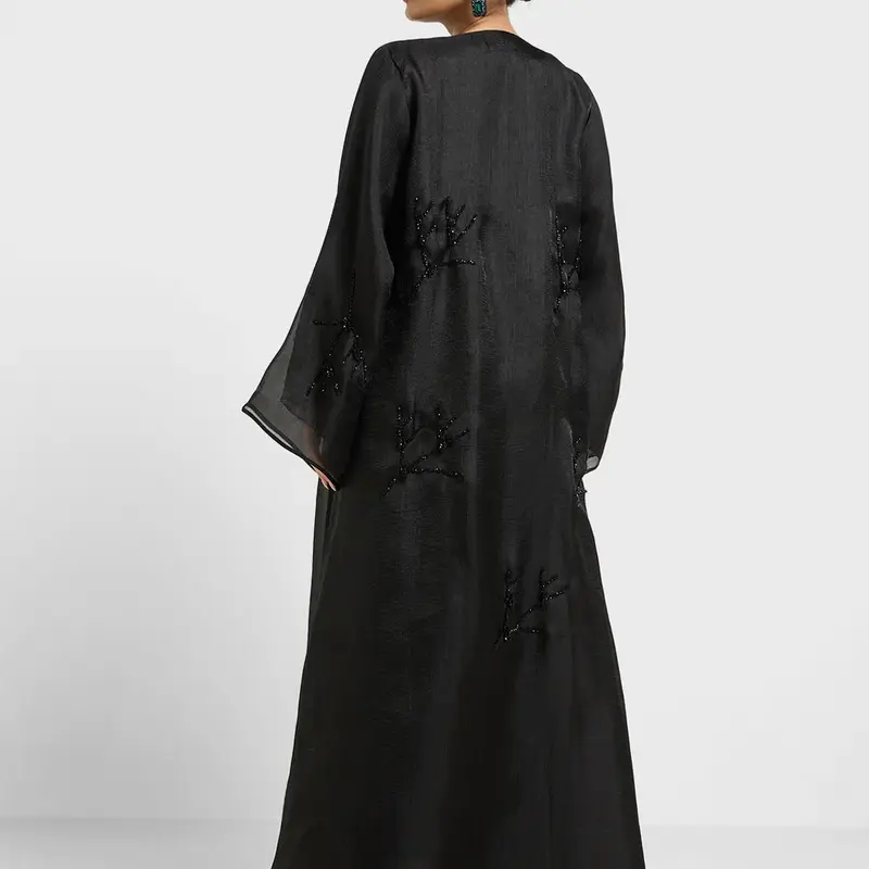 عباية مزينة بياقة على شكل حرف وتفاصيل شبكية