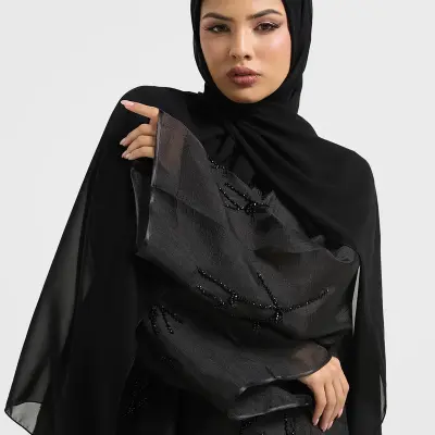 عباية مزينة بياقة على شكل حرف وتفاصيل شبكية