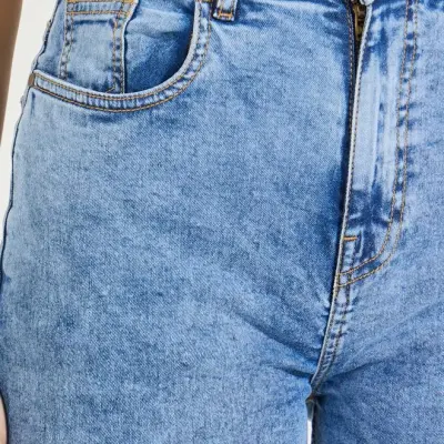 جينز واسع بخصر مرتفع وغسيل فاتح