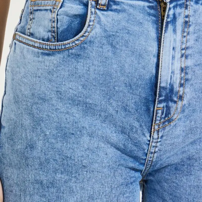 جينز واسع بخصر مرتفع وغسيل فاتح