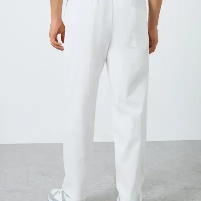 قميص سادة بأزرار أمامية وأكمام طويلة