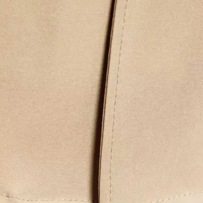 قميص سادة بأزرار أمامية وأكمام طويلة