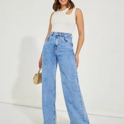 جينز واسع بخصر مرتفع وغسيل فاتح