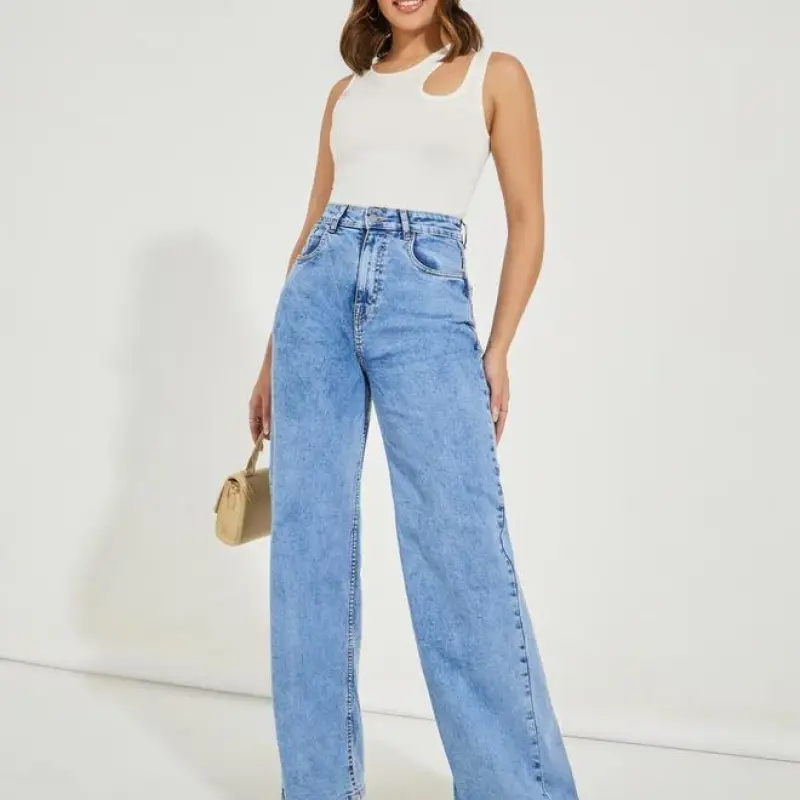 جينز واسع بخصر مرتفع وغسيل فاتح