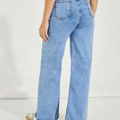 جينز واسع بخصر مرتفع وغسيل فاتح