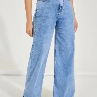 جينز واسع بخصر مرتفع وغسيل فاتح