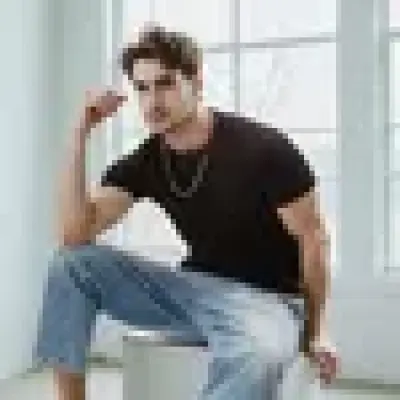 تيشيرت سادة بقصّة سليم وياقة مستديرة وأكمام طويلة