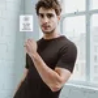 تيشيرت سادة بقصّة سليم وياقة مستديرة وأكمام طويلة