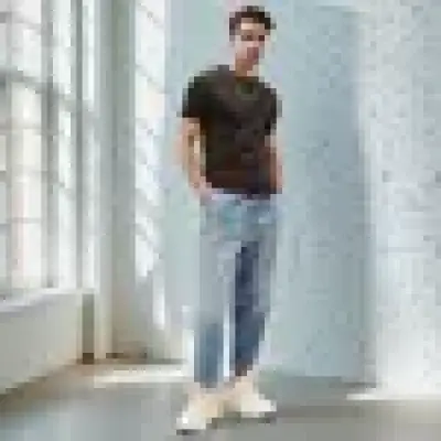 تيشيرت سادة بقصّة سليم وياقة مستديرة وأكمام طويلة