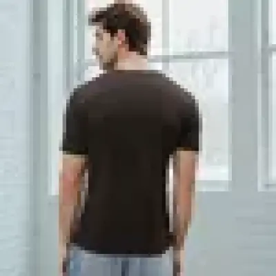 تيشيرت سادة بقصّة سليم وياقة مستديرة وأكمام طويلة