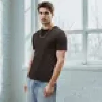 تيشيرت سادة بقصّة سليم وياقة مستديرة وأكمام طويلة