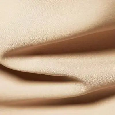 قميص سادة بأزرار أمامية وأكمام طويلة