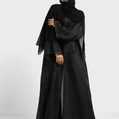 عباية مزينة بياقة على شكل حرف وتفاصيل شبكية