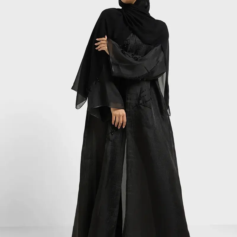 عباية مزينة بياقة على شكل حرف وتفاصيل شبكية
