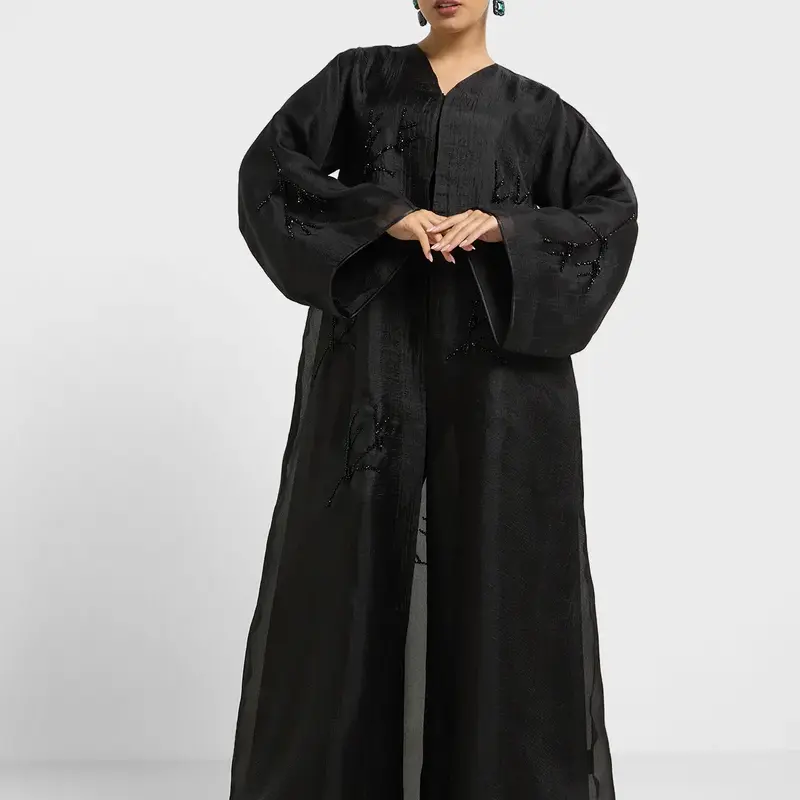 عباية مزينة بياقة على شكل حرف وتفاصيل شبكية